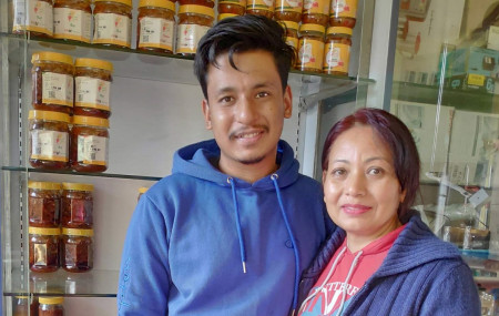 'घरको अचार' ब्रान्डमार्फत् अचार व्यवसाय गरिरहेका आमाछोरा कमला श्रेष्ठ र रोहन श्रेष्ठ। तस्बिर सौजन्यः रोहन श्रेष्ठ